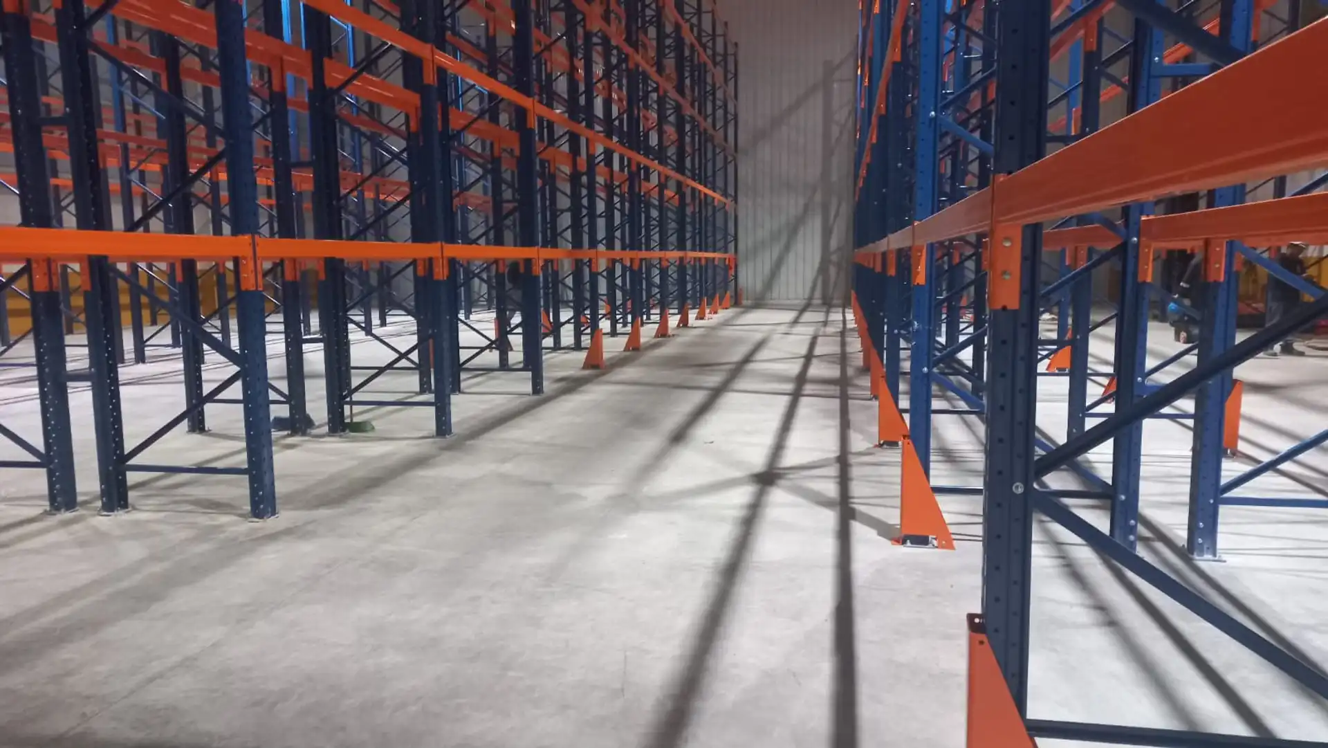 Instalación de racks industriales certificados