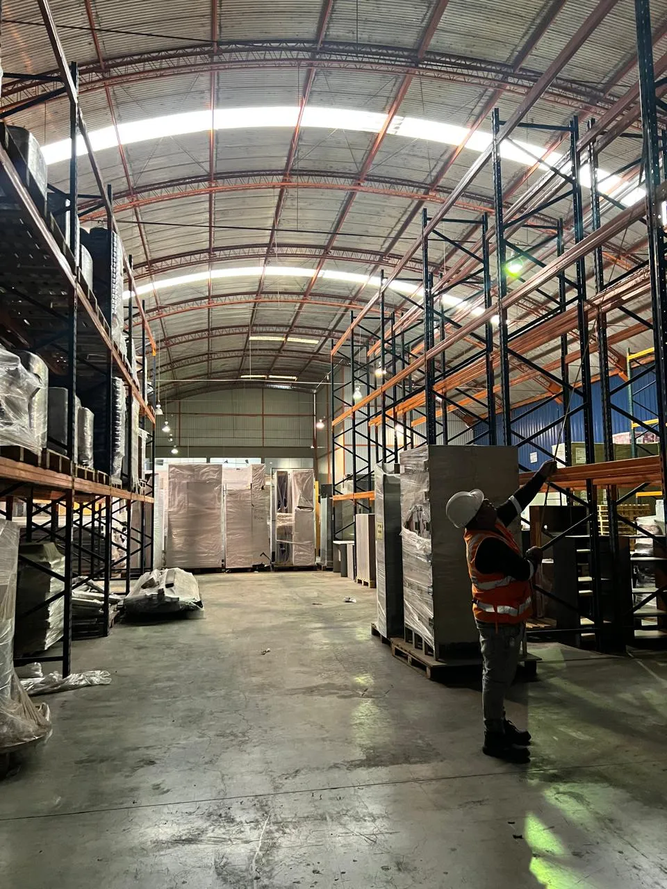 Ingeniero realizando inspección técnica de racks industriales