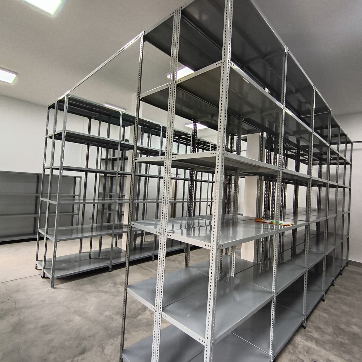 Sistema de almacenamiento: ESTANTERÍA METALICA FIJA